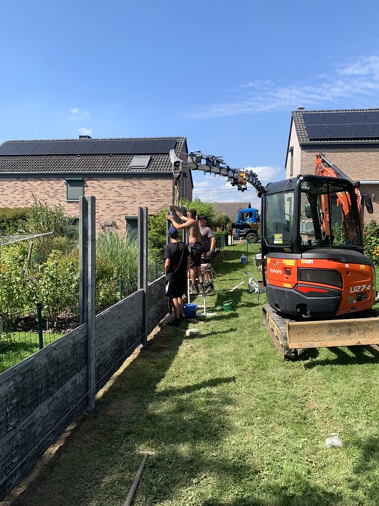 Pose de poteaux et panneaux de clôture en béton avec une mini-pelle Kubota