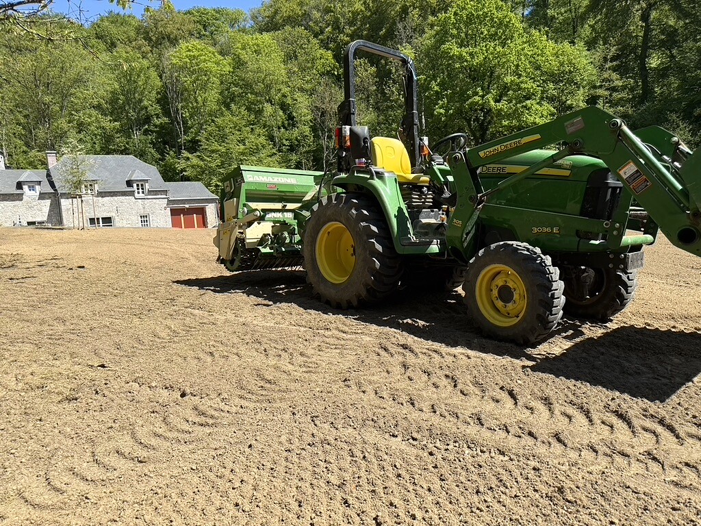 Création d’une pelouse avec tracteur John Deere et engazonneuse Amazone
