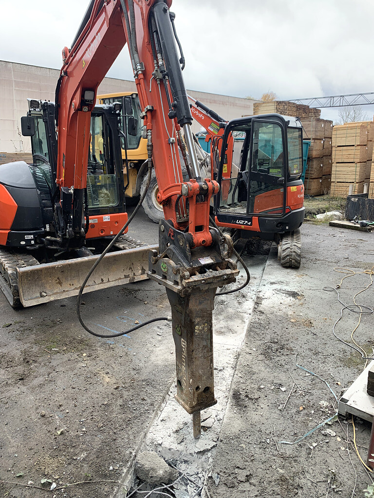 Mini-pelle équipée d’un brise-roche pour travaux de démolition