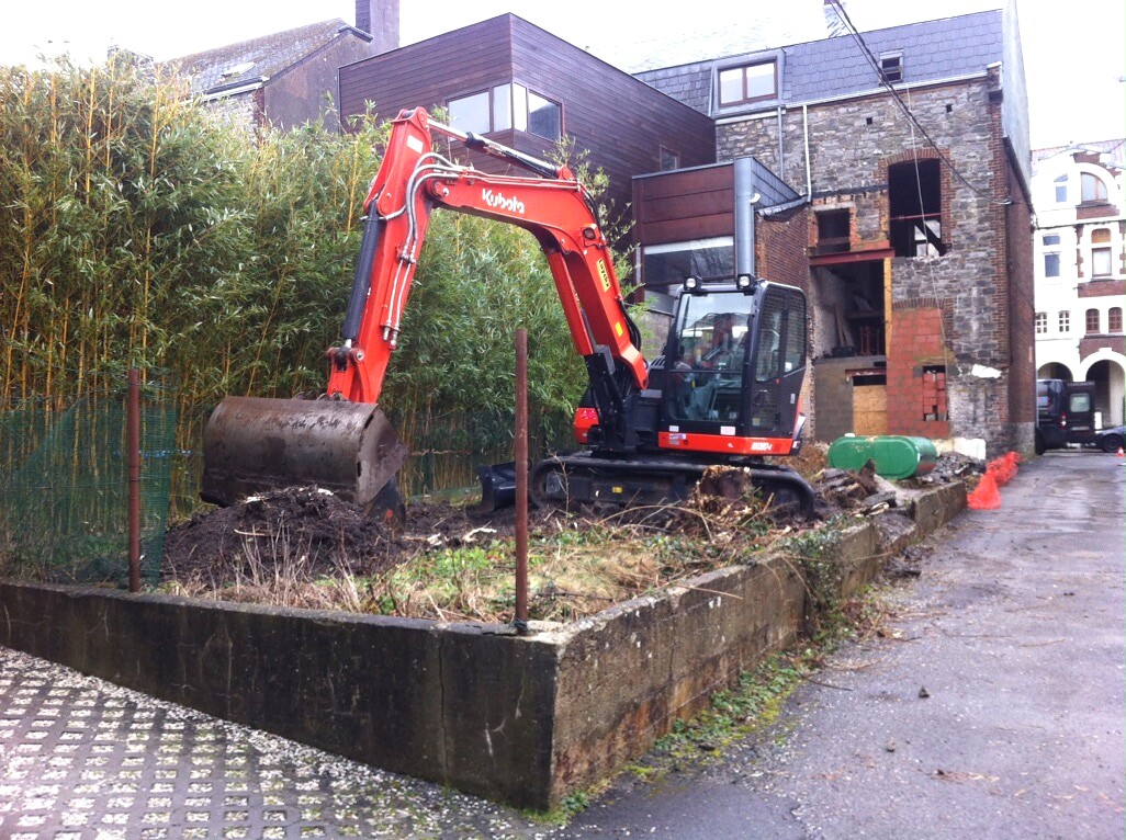 Démolition d’un ancien muret lors de travaux de terrassement