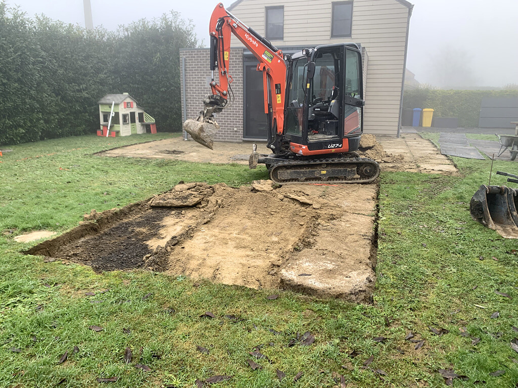 Préparation et décaissement d’une plateforme dans un jardin