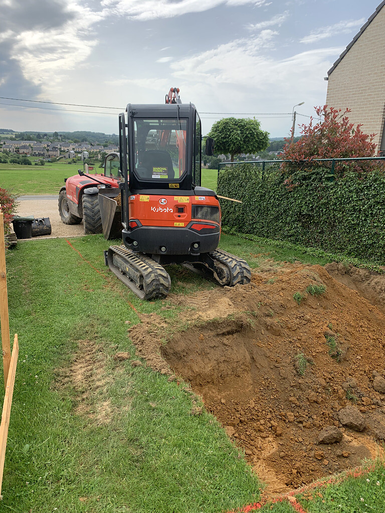 Terrassement d’un jardin avec une mini-pelle Kubota